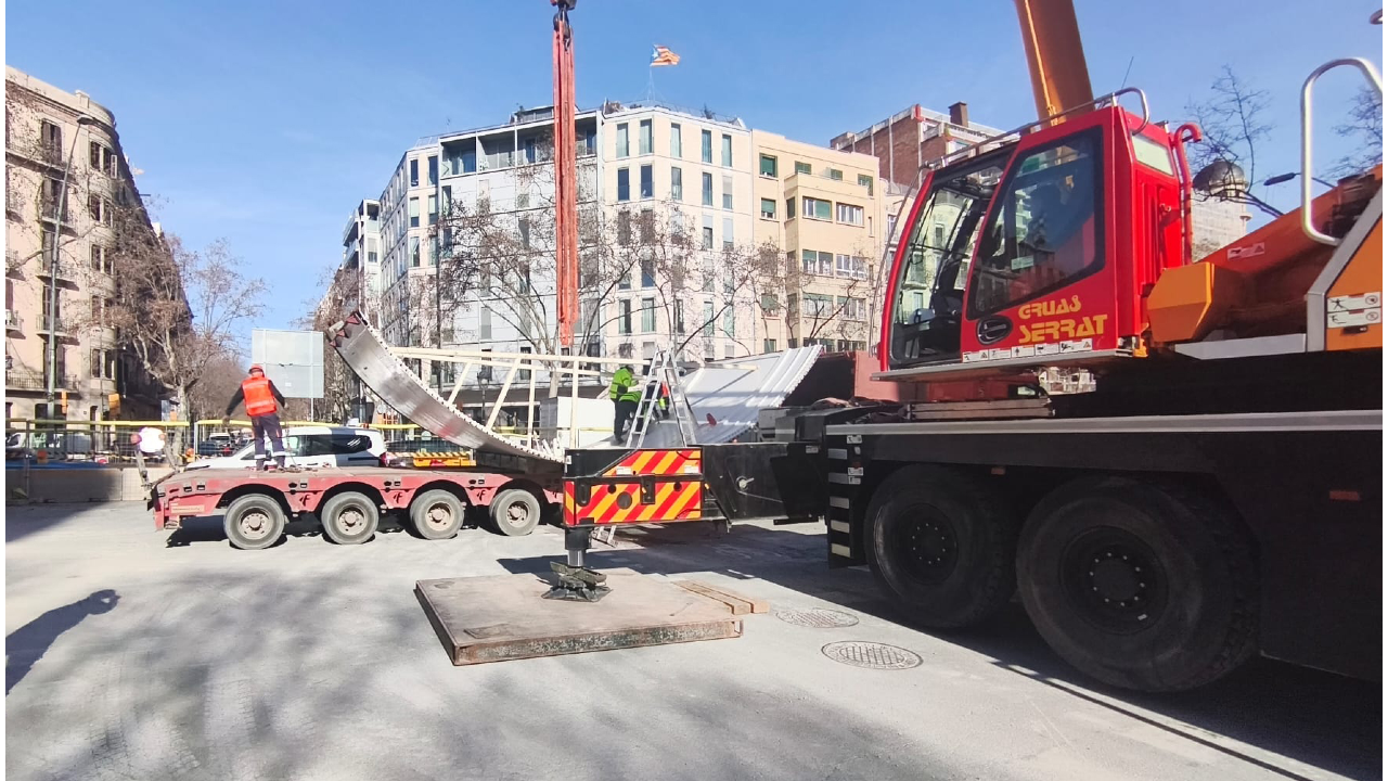 Arribada d'una de les primeres peces de la tuneladora de l'L8 al pou d'atac de la Gran Via, el febrer del 2026
