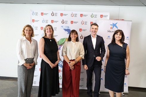 Signatura del conveni entre l'Ajuntament de Gavà i MicroBank